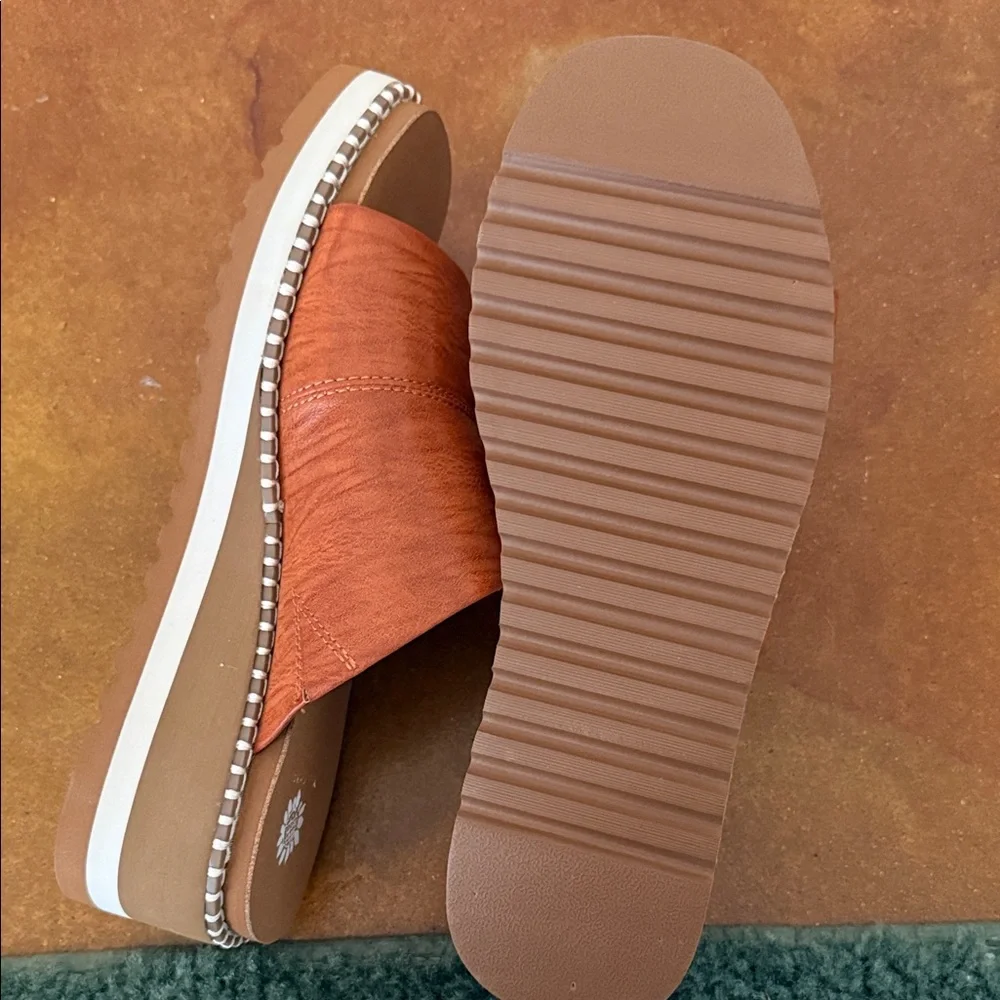 Yellow Box Women's dark tan Slide Sandals - Picture 3 of 4
